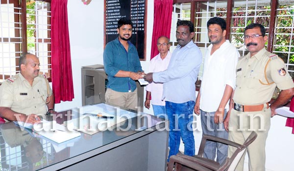 ಎಟಿಎಂನಲ್ಲಿದ್ದ ಅನಾಮಧೇಯ ಹಣವನ್ನು ಹಿಂದಿರುಗಿಸಿ ಪ್ರಾಮಾಣಿಕ ಮೆರೆದ ಆಸ್ಪತ್ರೆ ಸಿಬ್ಬಂದಿ